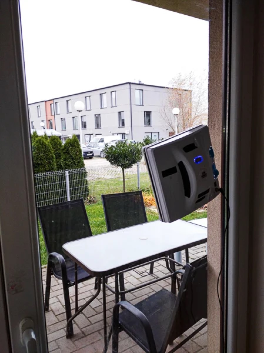 Hobot 298 myjący szybę drzwi tarasowych od zewnątrz