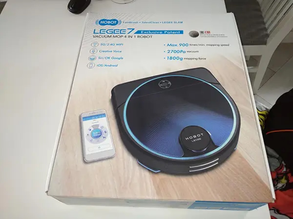 Pudełko Hobot Legee 7 z nadrukiem robota i aplikacji mobilnej, postawione na stole