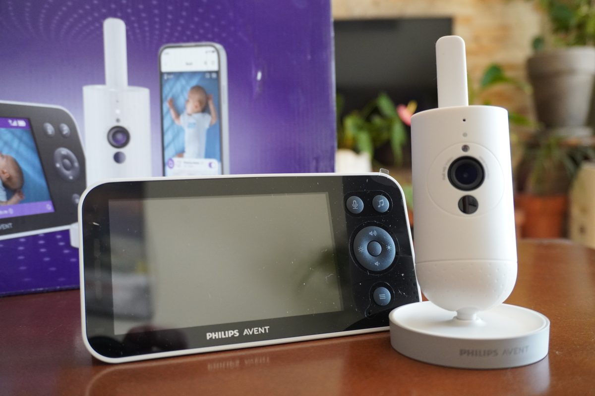 Monitor rodzica Philips Avent i kamera SCD971 na stole