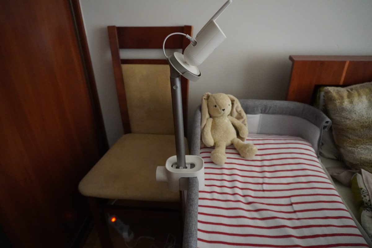 Kamera Philips Avent zamontowana na uchwycie nad łóżeczkiem