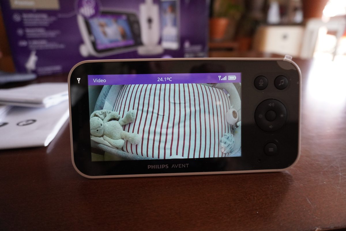 Obraz z kamery Philips Avent na monitorze rodzica, temperatura w pokoju 24,1 stopnia