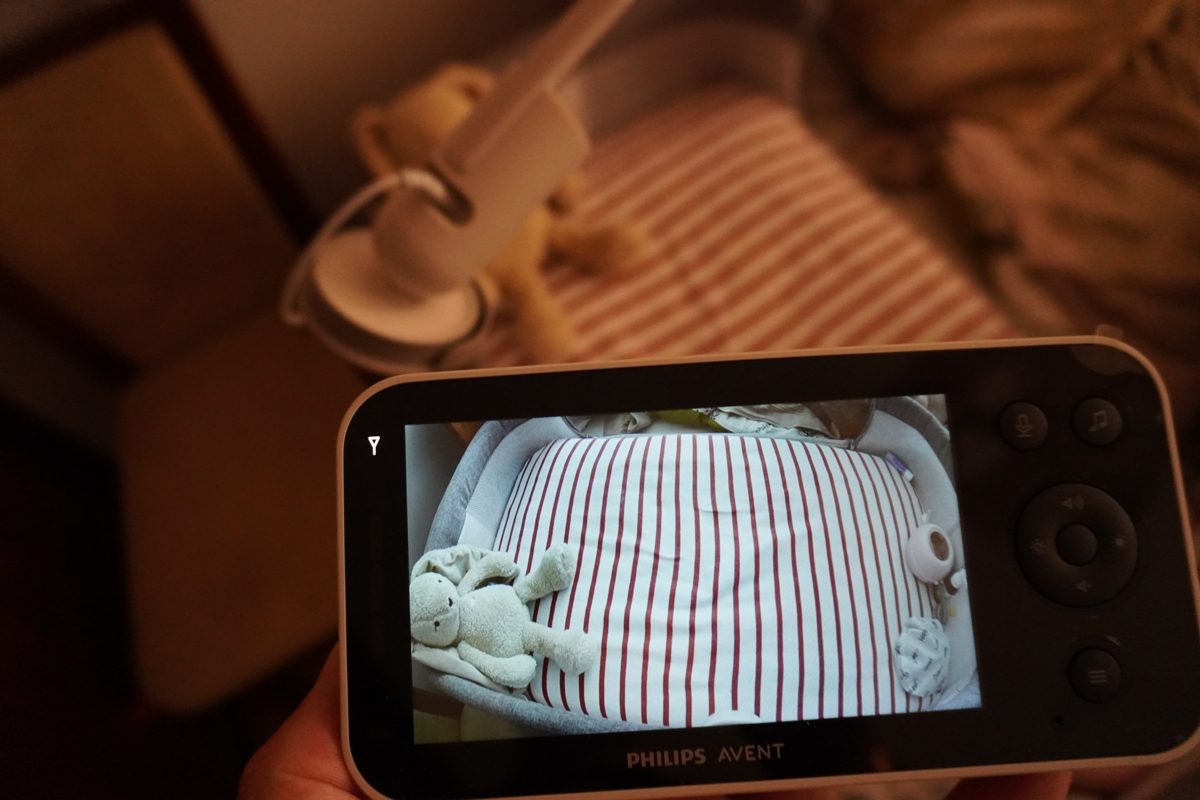 Monitor rodzica Philips Avent trzymany w ręce przy łóżeczku